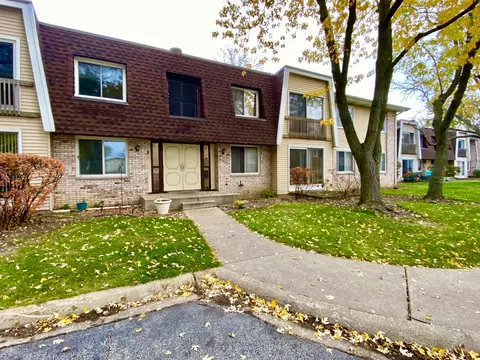 2920 Roberts Dr #1, Woodridge, IL 60517