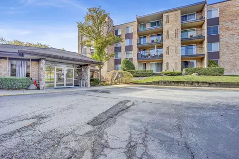1101 S Hunt Club Dr #102, Mount Prospect, IL 60056