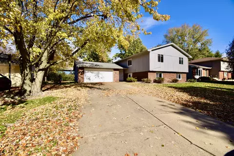 2704 Wellington Way, Bloomington, IL 61704