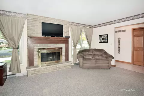 230 Maureen Dr, Elgin, IL 60123 photo 3