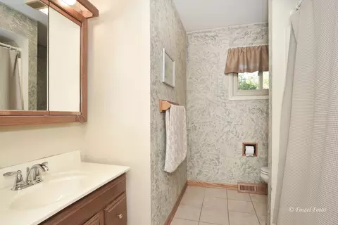 230 Maureen Dr, Elgin, IL 60123 photo 10