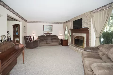 230 Maureen Dr, Elgin, IL 60123 photo 2