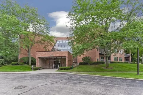 1088 Shermer Rd #302, Northbrook, IL 60062