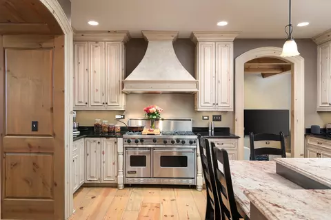 675 N Eagle St, Naperville, IL 60563 photo 9