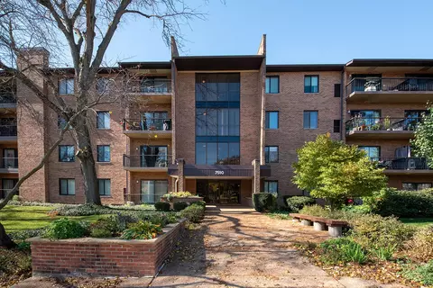 7510 Farmingdale Dr #105, Darien, IL 60561
