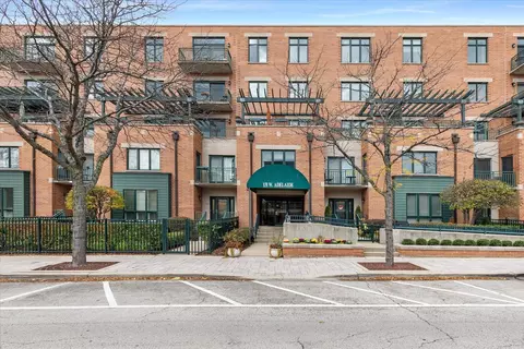 131 W Adelaide St #504, Elmhurst, IL 60126