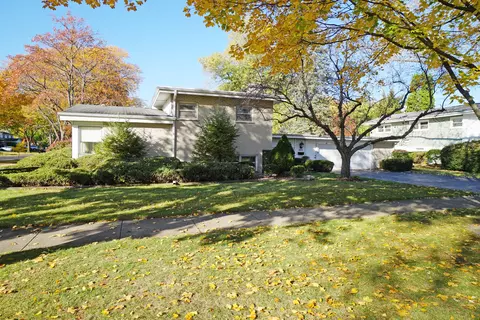 200 N Wilshire Ln, Arlington Heights, IL 60004