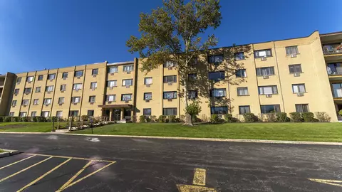 6660 Brainard Ave #410, Countryside, IL 60525