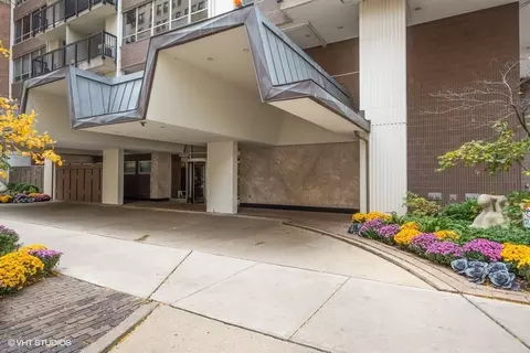 201 E Chestnut St #9F, Chicago, IL 60611