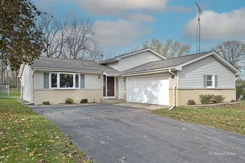 1015 Carol Ave, Woodstock, IL 60098