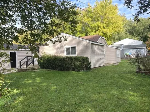 104 Sunnyside Rd, Mchenry, IL 60051