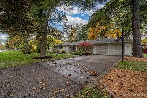 367 Republic Rd, Batavia, IL 60510