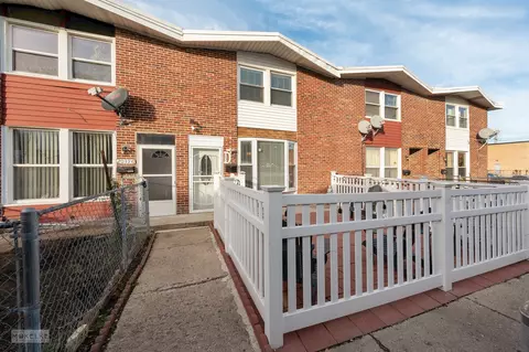 2039 Pine St #D, Des Plaines, IL 60018