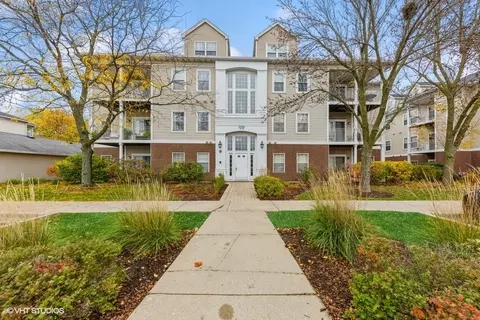 3299 Stratford Ct #1D, Lake Bluff, IL 60044