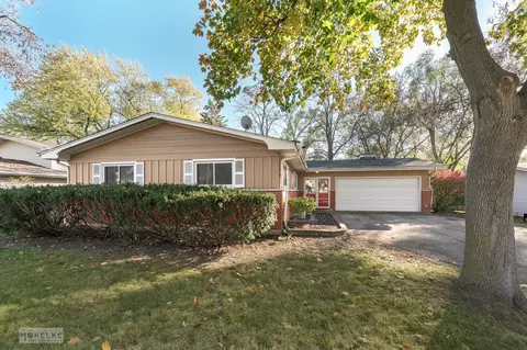 611 Maple Ave, Lisle, IL 60532