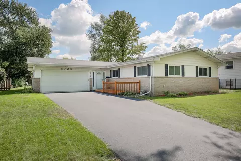 5723 Clover Dr, Lisle, IL 60532