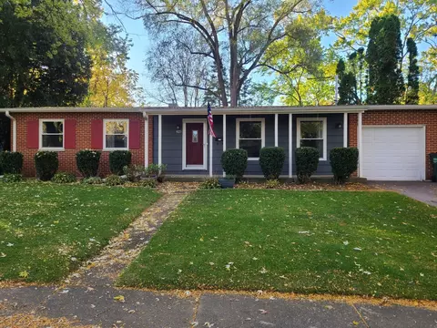425 Hillside Dr, Mundelein, IL 60060