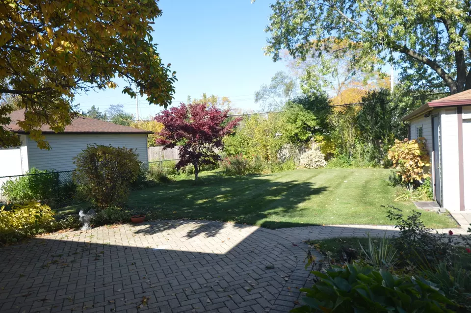  7632 Palma Ln, Morton Grove, IL 60053 photo 2