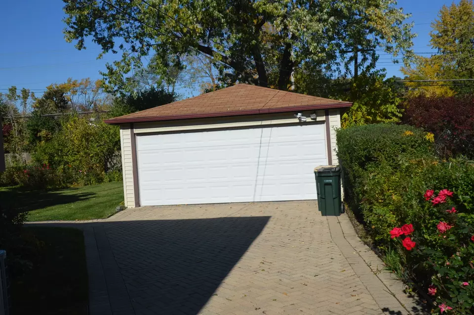  7632 Palma Ln, Morton Grove, IL 60053 photo 3