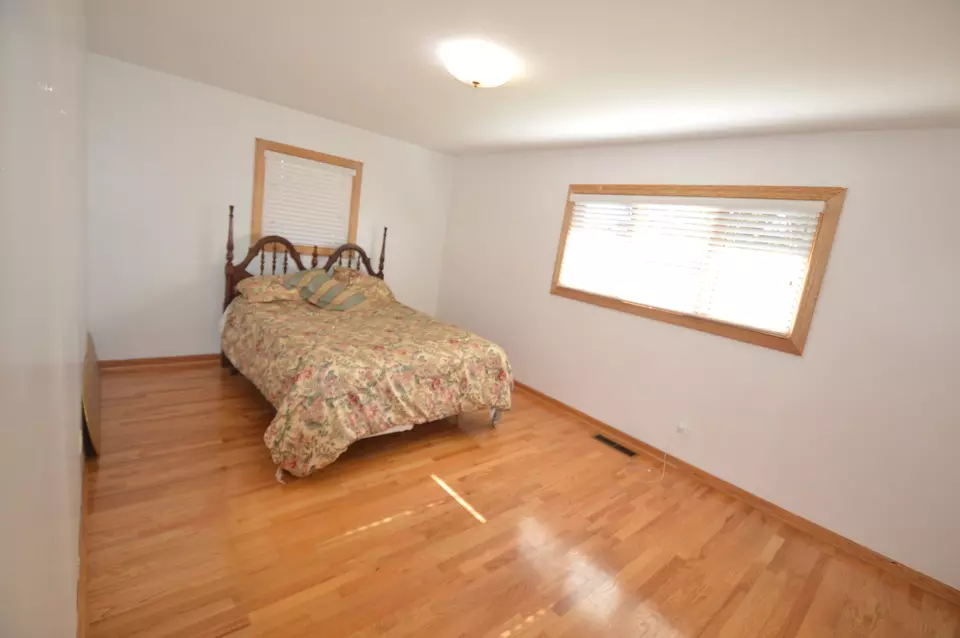  7632 Palma Ln, Morton Grove, IL 60053 photo 9