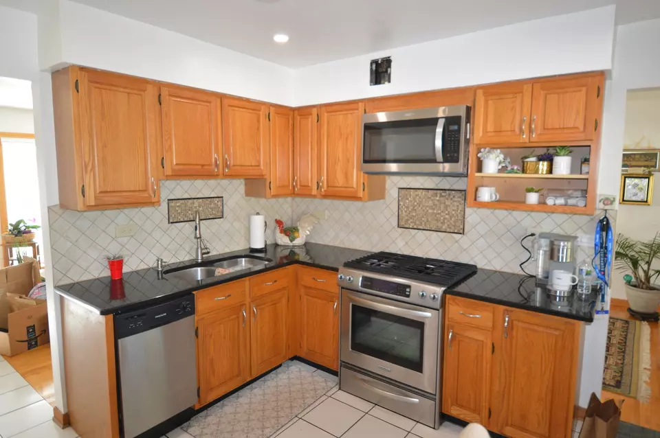  7632 Palma Ln, Morton Grove, IL 60053 photo 4