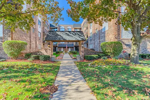 722 Graceland Ave #208, Des Plaines, IL 60016
