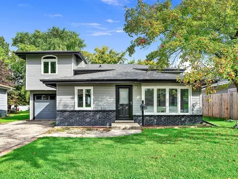626 W Lake Manor Dr, Addison, IL 60101 photo 2