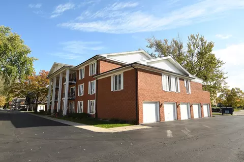 5721 Circle Dr #103, Oak Lawn, IL 60453