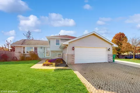 Exterior - 2001 Hastings Dr, Plainfield, IL 60586 photo 2 of 8