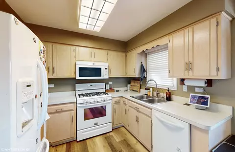 Kitchen - 2001 Hastings Dr, Plainfield, IL 60586 photo 2 of 3