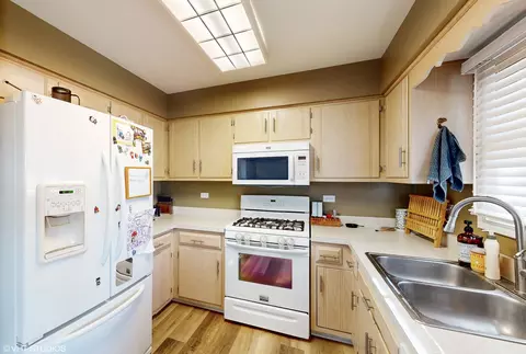 Kitchen - 2001 Hastings Dr, Plainfield, IL 60586 photo 3 of 3