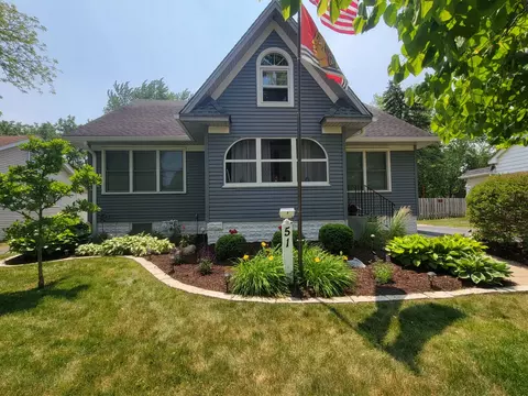 51 W Hattendorf Ave, Roselle, IL 60172