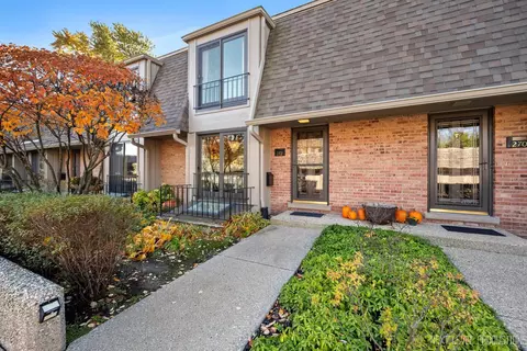 272 Kenston Ct, Geneva, IL 60134