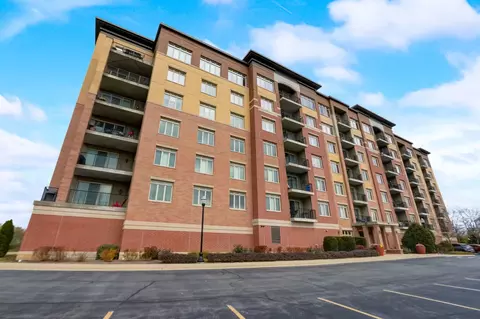 1199 E Port Clinton Rd #310, Vernon Hills, IL 60061