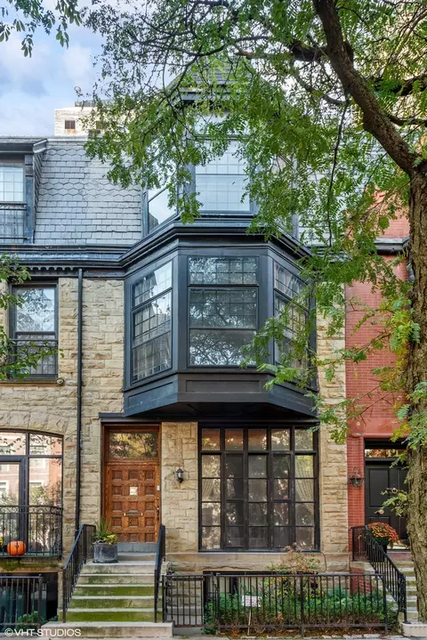 43 Elm St, Chicago, IL 60611