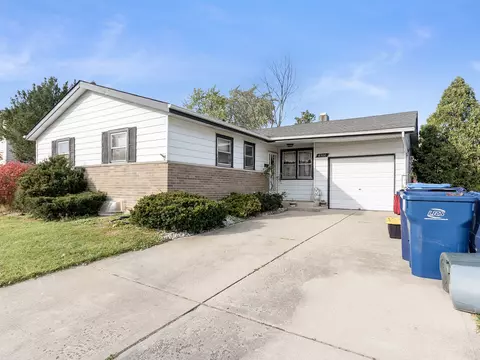 8900 W 92nd St, Hickory Hills, IL 60457