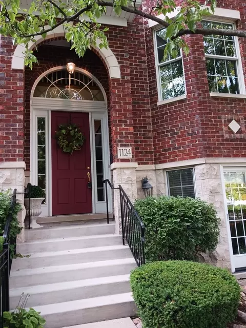1124 Curtiss St, Downers Grove, IL 60515