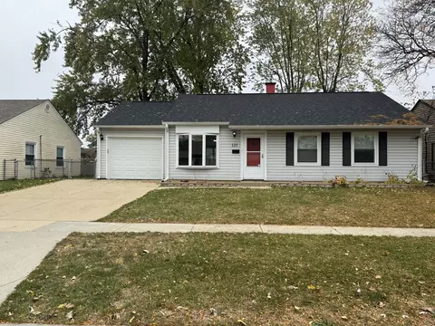 121 Crestwood Dr, Streamwood, IL 60107
