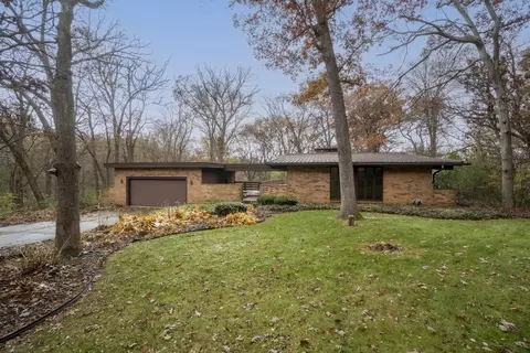 7712 Bond Dr, Roscoe, IL 61073