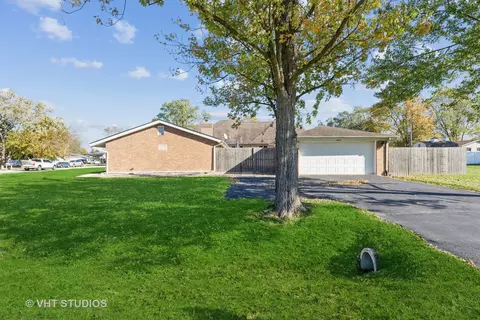 16801 Robinhood Dr, Orland Park, IL 60462