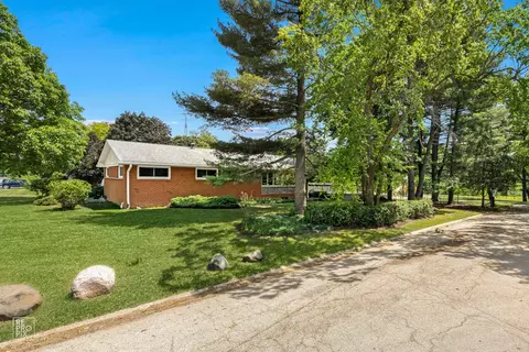 1350 Sundown Dr, Aurora, IL 60506 photo 2