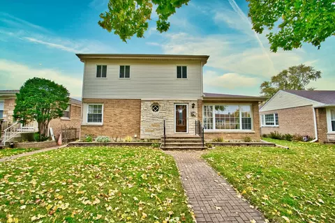 5256 Harvard Ter, Skokie, IL 60077