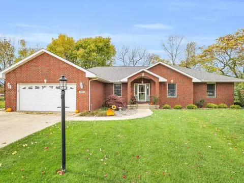 404 Crestview Dr, Monticello, IL 61856