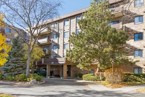 700 Wellington Ave #208, Elk Grove Village, IL 60007