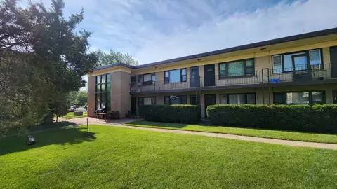 19 N King Arthur Ct #8, Northlake, IL 60164