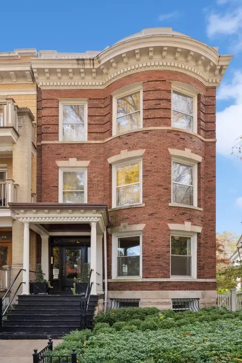 1449 W Berteau Ave, Chicago, IL 60613