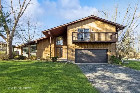 825 Elm St, Algonquin, IL 60102