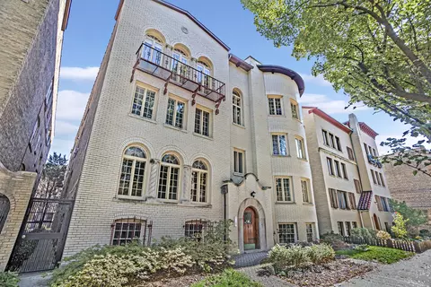 7449 N Hoyne Ave #3N, Chicago, IL 60645