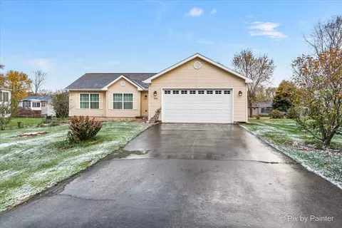 7426 Hickory Trl, Wonder Lake, IL 60097