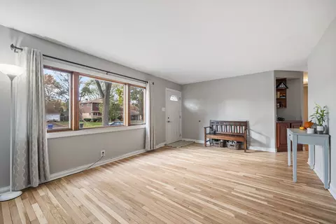 9 Hatlen Ave, Mount Prospect, IL 60056 photo 4